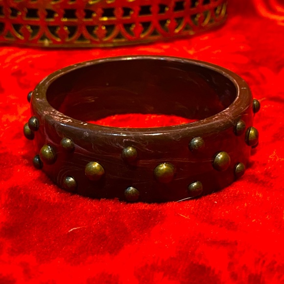 Sale 3/$20 VTG chunky lucite bangle, marbled chocolate brown with bronze studs - Picture 6 of 10